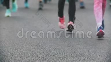 跑腿运动员在城市的马拉松比赛中，慢动作