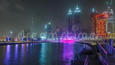 照明瀑布在谢赫扎耶德大桥的时间推移，部分迪<strong>拜</strong>运河。 阿拉伯联合酋长国迪<strong>拜</strong>