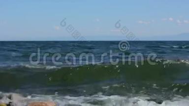 贝加尔湖上平静的海浪。 海浪拍打着海岸. 海洋，水