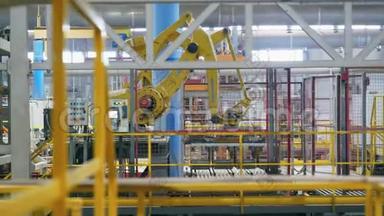 机器人在现代工业工厂的一条线上移动砖块。