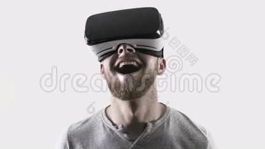 情绪<strong>微笑</strong>快乐的男人戴着<strong>虚拟现实</strong>护目镜。 VR耳机。 抬起头来