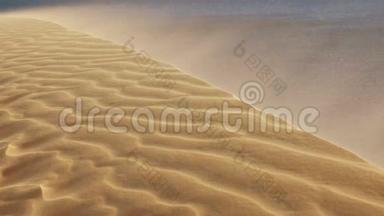 沙漠中的沙丘上吹过的沙子