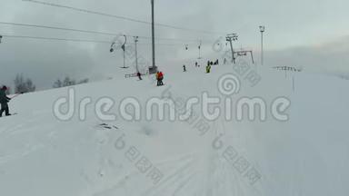 滑雪者和滑雪者在滑雪场<strong>的</strong>山上爬山。 空中观景。 4K