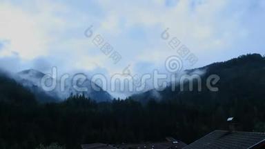 欧洲阿尔普齐勒塔尔山区云景的时间流逝。 雨后的夜空。