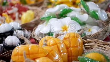 在柜台夜市上以异国水果的形式制作五颜六色的泰国手工肥皂。 泰国