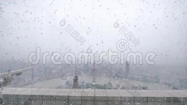 夏季雨水滴落在窗户玻璃上，超慢动作，大雨落在<strong>上海外滩</strong>地标背景下