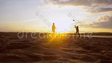 夏季傍晚沙滩排球，男子在阳光下沙滩排球..