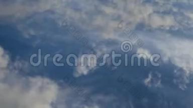 蓝天上出现白色积云和雀斑云的延时视频，4K