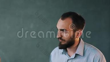 年轻的大胡子商人，穿着条纹衬衫，穿着隔离墙，专家辩论