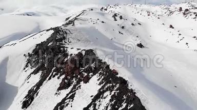 鸟瞰冬山景观.. 埃尔布鲁斯南部度假胜地<strong>积雪覆盖</strong>的岩石斜坡