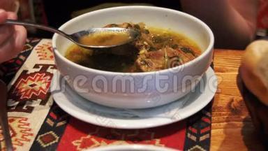 女人在餐馆里<strong>吃羊肉</strong>汤。 Piti汤，阿塞拜疆民族菜