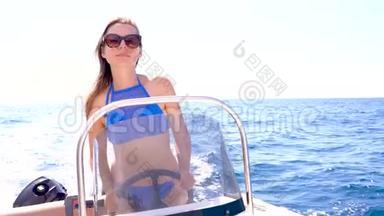 暑假-小女孩在<strong>海上</strong>驾驶<strong>摩托艇</strong>。 慢动作