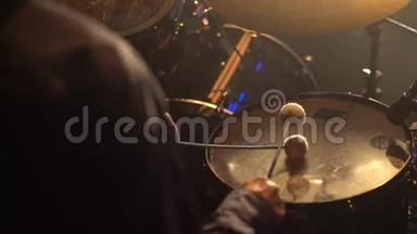 男鼓手在舞台上<strong>打鼓</strong>特写。 基辅。 乌克兰