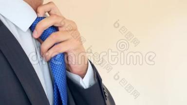 一个商人紧张地调整他的蓝色领带。 4K，慢动作，超级特写。 复制空间