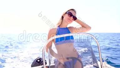 暑假-小女孩在<strong>海上</strong>驾驶<strong>摩托艇</strong>。 慢动作