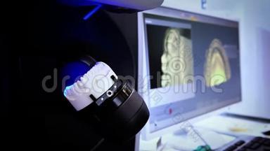 牙科修复。 Denturist正在研制高科技数字扫描雕刻塑料义齿三维模型