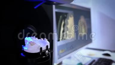 牙科修复。 Denturist正在研制高<strong>科技</strong>数字扫描雕刻塑料义齿<strong>三维</strong>模型