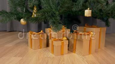 近距离追踪。 客厅圣诞树下的圣诞礼盒。 节日庆祝。 圣诞节前夕