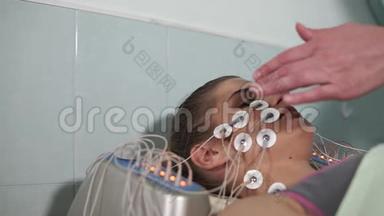 面部电刺激.. 女病人获得<strong>振兴</strong>程序。