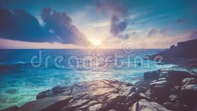 岩石海岸美丽的热带日落景色