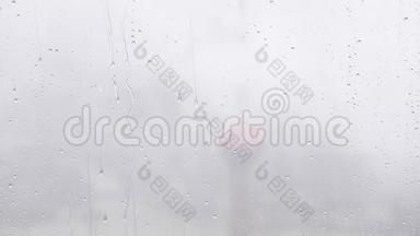 夏季雨水滴落在窗户玻璃上，超慢动作，大雨落在<strong>上海</strong>外滩<strong>地标</strong>背景下