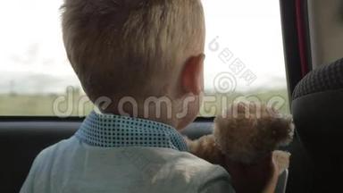 带着最喜欢的玩具熊乘车旅行的孩子