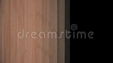 抽象木木板出现在黑色背景上，形成栅栏。 动画。 移动抽象背景
