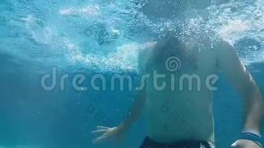 一个阳光明媚的<strong>夏日</strong>，白种人长胡子的男人在池水下露天<strong>游泳</strong>。 录像是