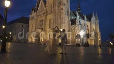 在炎热的夏季夜晚，<strong>华丽</strong>的新婚夫妇在<strong>华丽</strong>的布达佩斯背景下优雅地跳舞