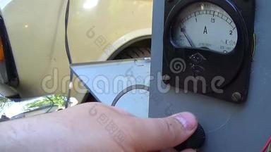 电流表测量过电瓶车的电压.. 充电。