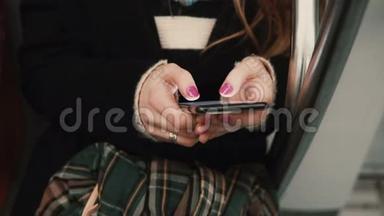 近距离观看女子手拿智能手机，坐在<strong>公共交通工具</strong>。 女孩使用触摸屏技术。