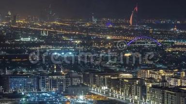 迪拜天际线与迪拜码头摩天大楼和海岸线在黄昏时分与七星豪华酒店在迪拜，阿联酋。