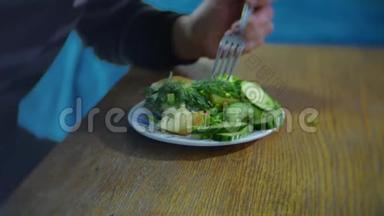 男人吃土豆加洋葱和。 传统的俄罗斯美食俄罗斯室内美食