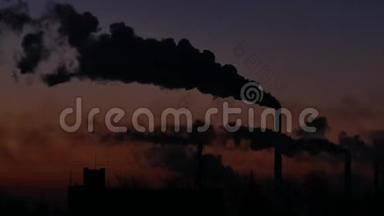 吸烟工厂烟囱。 大城市环境和空气污染的环境问题.. 大型植物景观