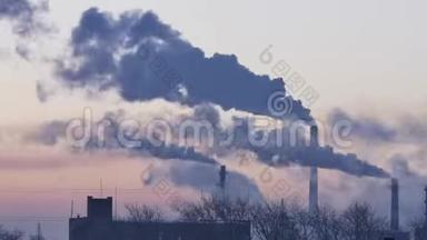 吸烟工厂烟囱。 大城市环境和空气污染的环境问题.. 大型植物景观