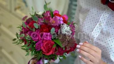 美丽的婚礼花束粉红色和红色玫瑰。