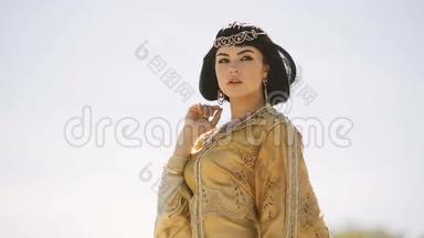 美丽的女人，有着时尚的妆容和发型，像埃及女王克利奥帕特拉在户外<strong>抵御</strong>沙漠大风天气