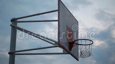 街上的篮球，球在云层的背景下飞入<strong>擂台</strong>