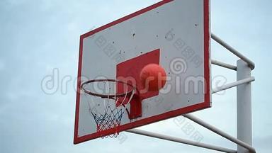 街上的篮球，球在云层的背景下飞入擂台