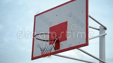 街上的篮球，球在云层的背景下飞入擂台