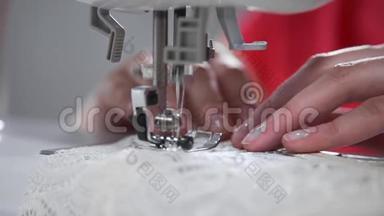裁缝在<strong>缝纫机</strong>上缝制内衣、线和花边、手工内衣和衣服、<strong>缝纫机</strong>