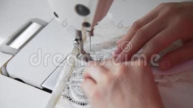 裁缝在缝纫机上缝制内衣、线和花边、手工内衣和衣服、缝纫机
