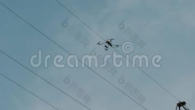 空中，无人机降落在输电塔上，对<strong>配电</strong>电缆进行导线检查