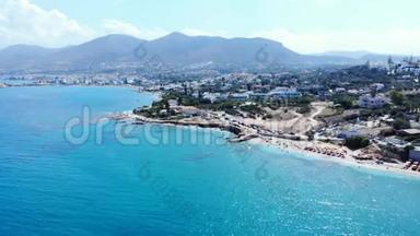 空中全景，蓝色的大海和海滨，海滩和酒店，克里特，希腊