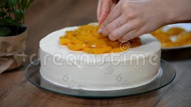女人的手把桃子放在饼皮上