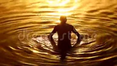 人在夕阳的余晖中注入海水