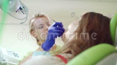 口腔科专家在牙科办公室与病人合作。 牙齿治疗