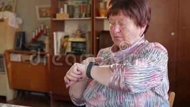 一位老年妇女在智能手表上检查<strong>信息</strong>。 她读<strong>提醒</strong>并说出搜索的短语。 之后