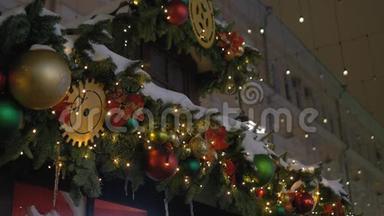 五颜六色的圣诞球收集有用的背景图案。 这座城市为度假而装饰