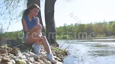 河岸上的女孩。 女人坐在水边生活自然